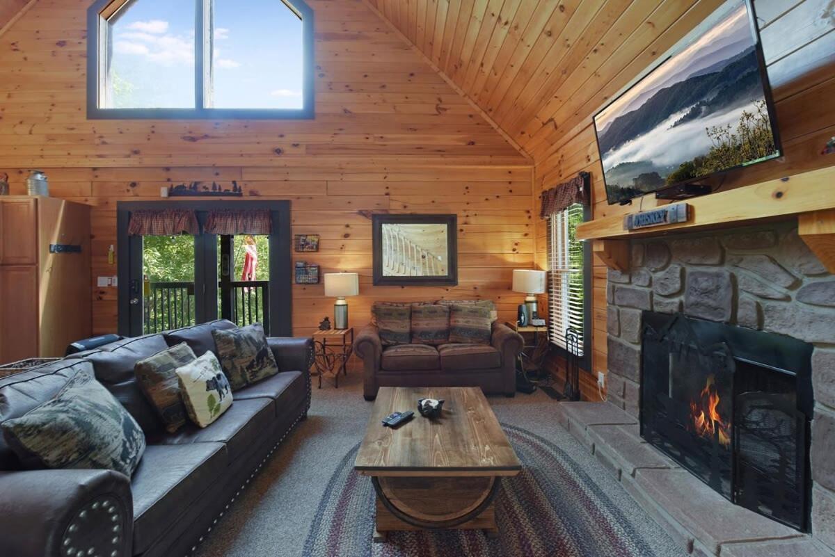 Ryes And Shine Bootlegger'S Cabin! Hot Tub* Pool* Arcade* Billiards *Ev * Pet Friendly Sevierville Esterno foto